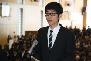 学部留学生代表で誓いの言葉を述べる　　　　　龐龍傑さん