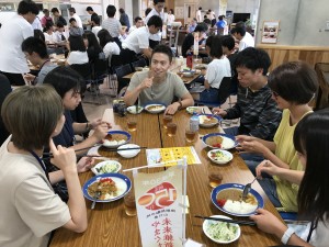 昼ごはんを食べながら他大学の学生と交流