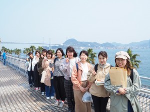 関門橋を背景に