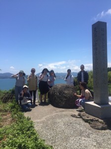 雲母玄武岩の前で