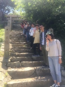 神社の階段にて