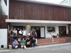 湯の坪街道で地産地消を考えたピクルスを売る店の前で