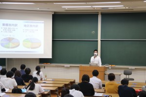 経済学部について説明する菅学部長