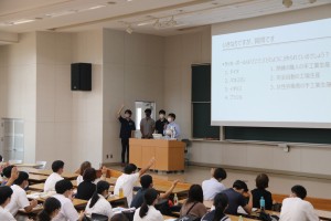 経済学科を紹介する長濱准教授とゼミ生