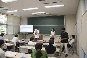 在学生による成果報告会の様子